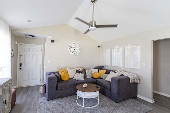 Alcove Rooms's room