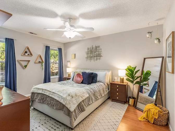 Alcove Rooms's room