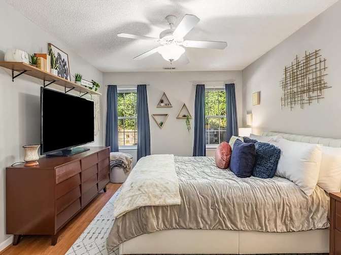 Alcove Rooms's room