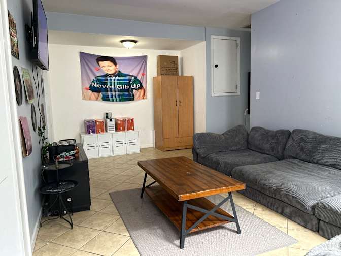 Eliezer's room