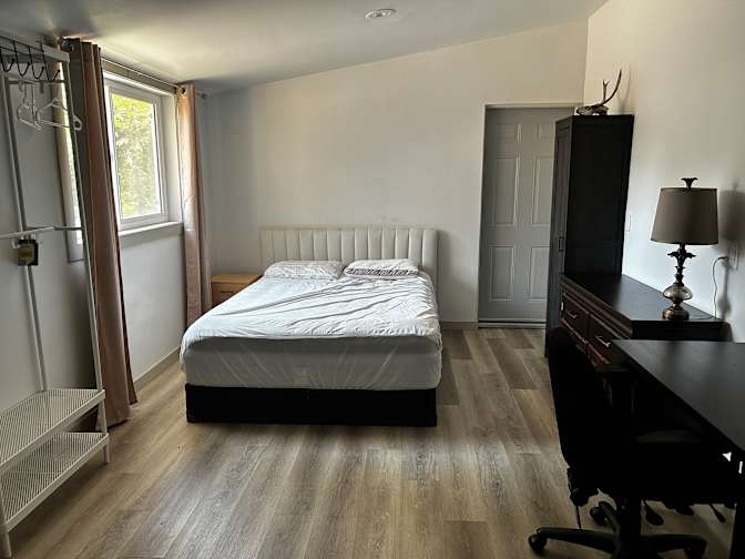 Katy Saunders's room