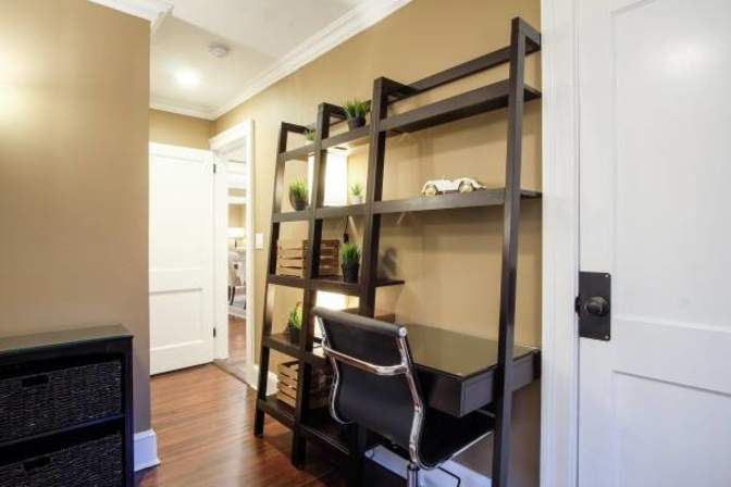 Suite with PRIVATE Bath. Weekly cleaning's room
