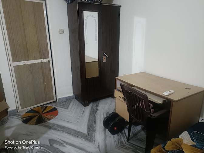 nikhil lakhera's room