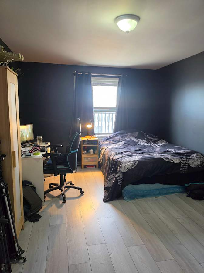 Arie P's room