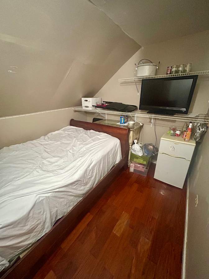 Thomas's room