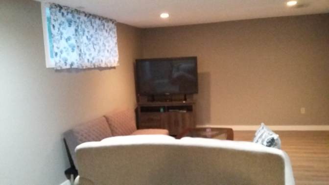 Bwood House's room