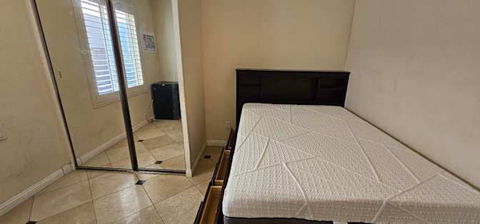 BUTZ RODELAS's room