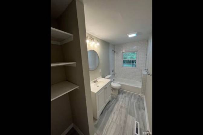 Alcove Rooms's room
