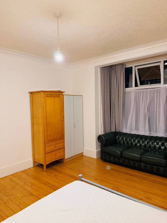 hassan khan's room