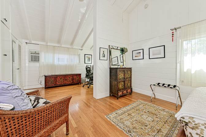 Edgar A. Macías's room