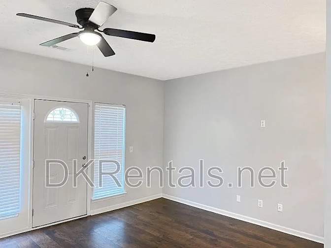 Alcove Rooms's room