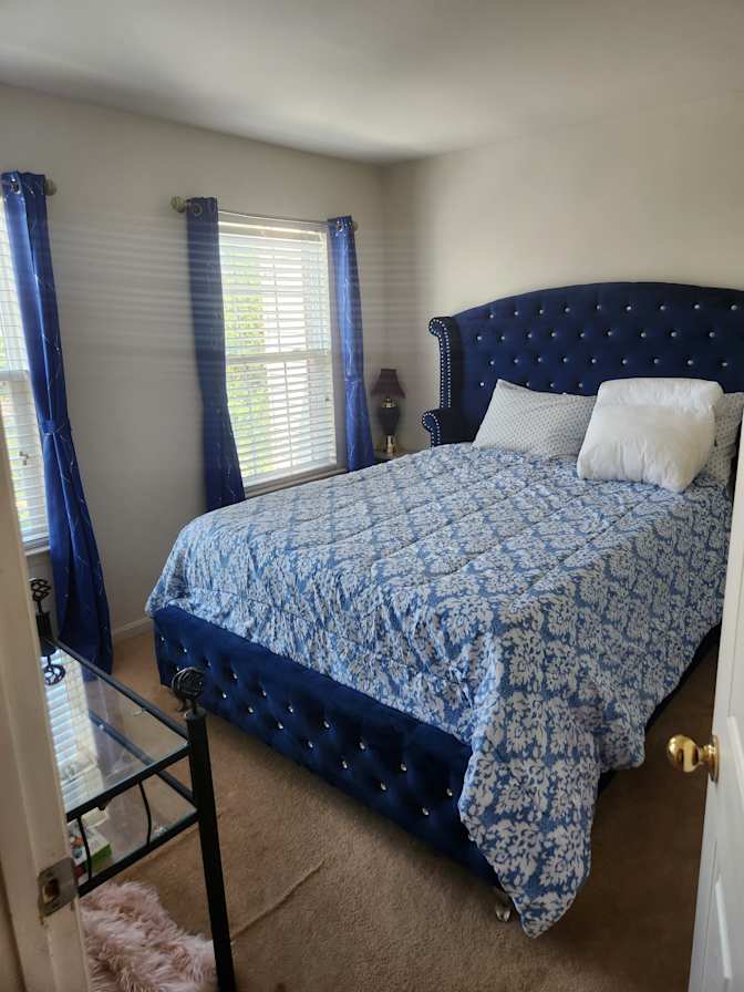AZIZ SALEH's room