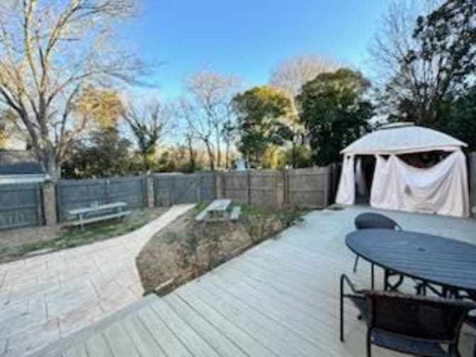 lifedoorrentals's room