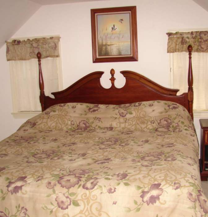 rooms available in an apartment's room