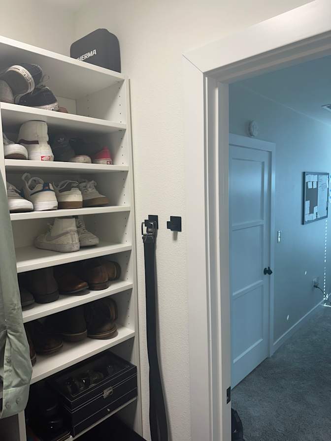 Andres's room