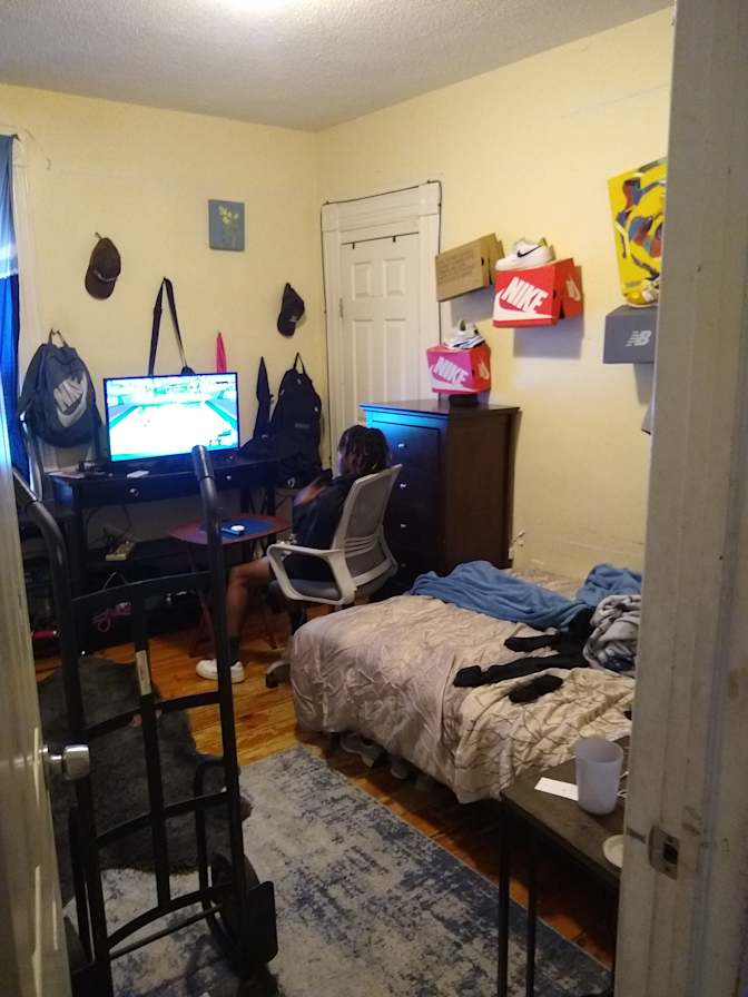 Yong's room