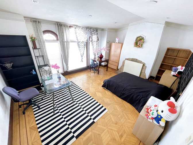 Suzie  Leung's room