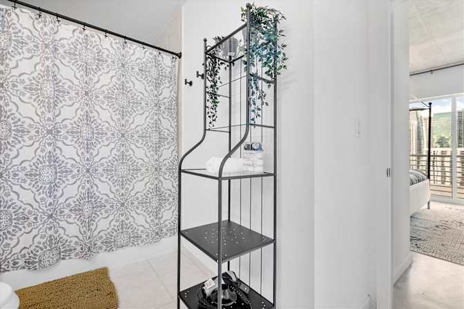 veeno's room