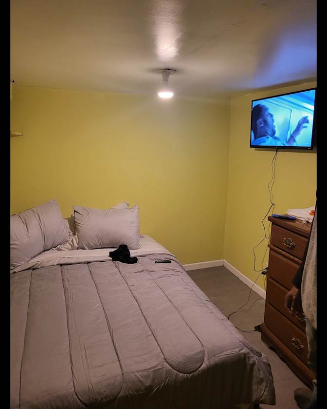 LESLIE's room