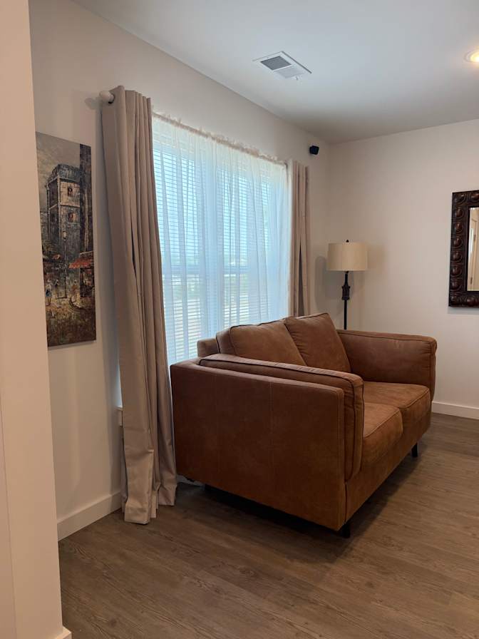 leslie's room