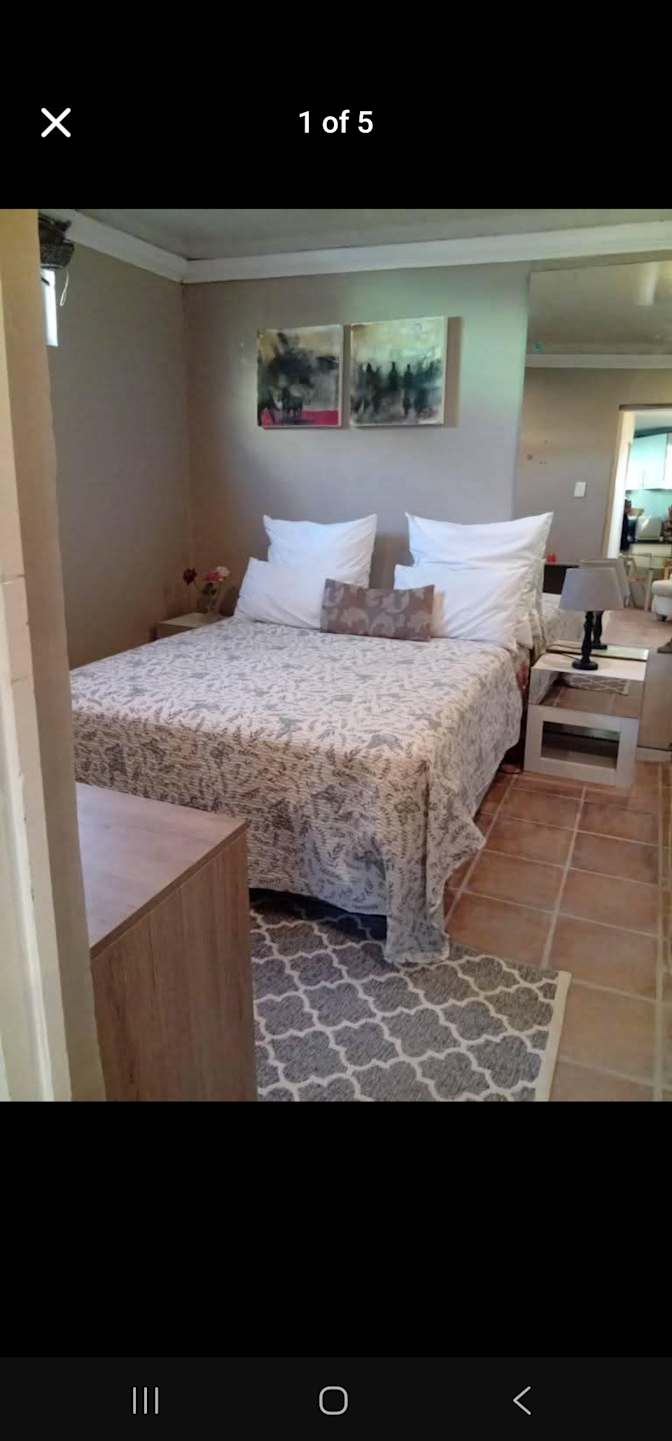 Dominique Menezes's room