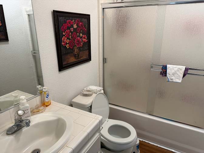 LeaseWithEase's room