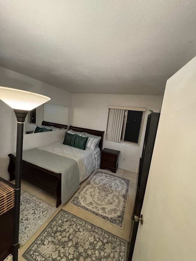 Luz F Mendoza's room
