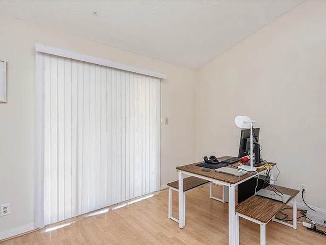 Alcove Rooms's room