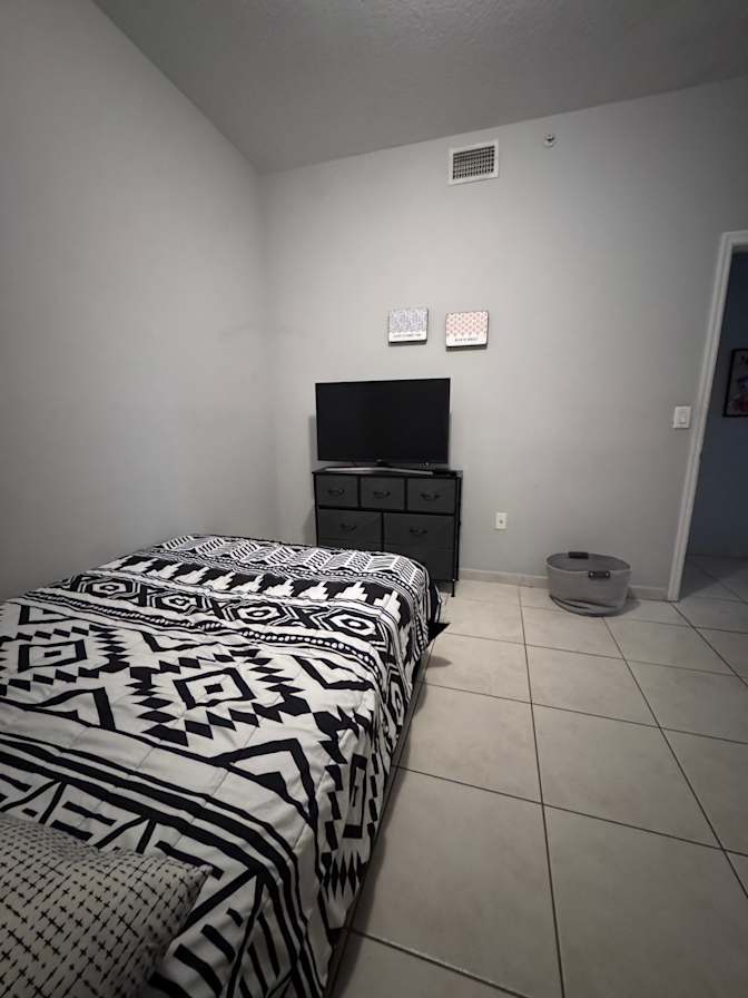 Carlos's room