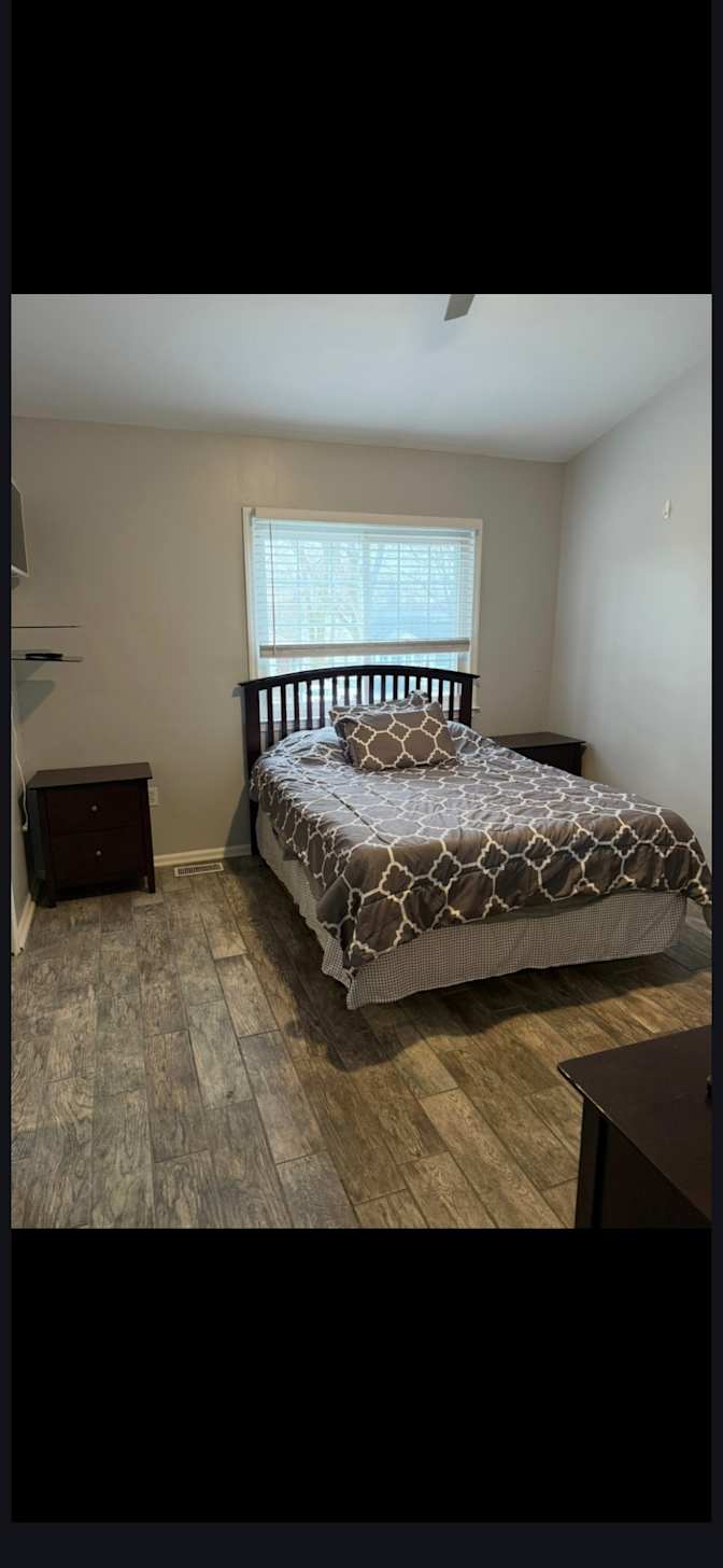 JJ RENTALS MORE's room