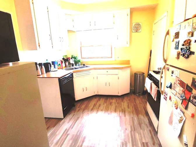 European Home - Roommate Needed's room
