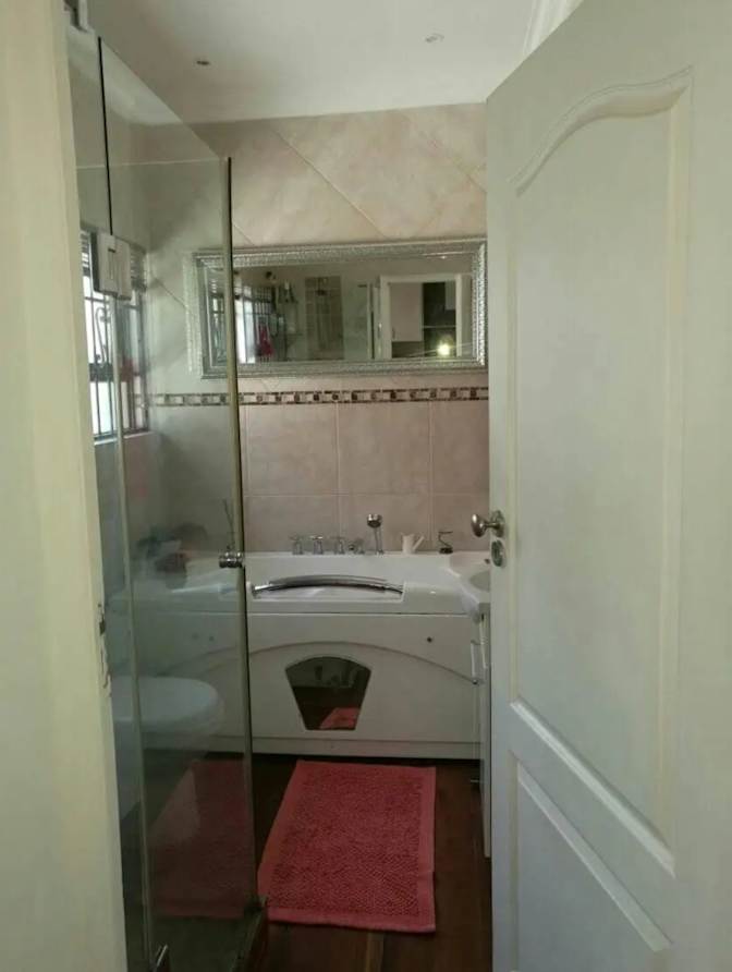 Dominique Menezes's room