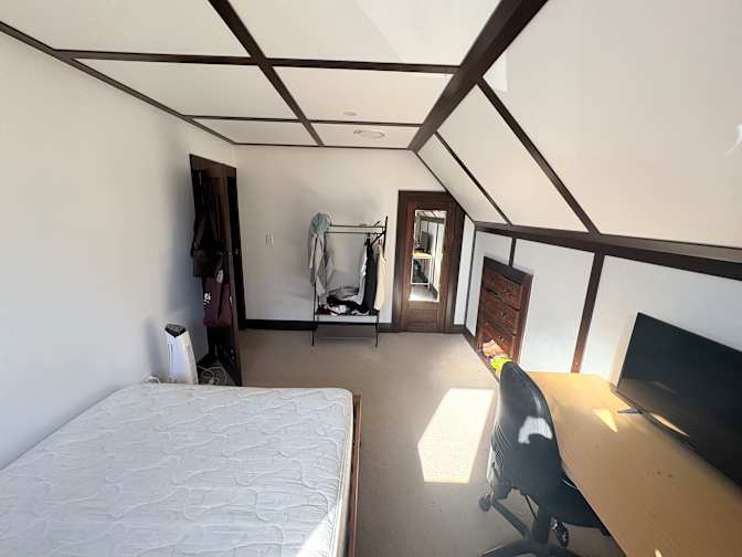 MONA TEPU's room