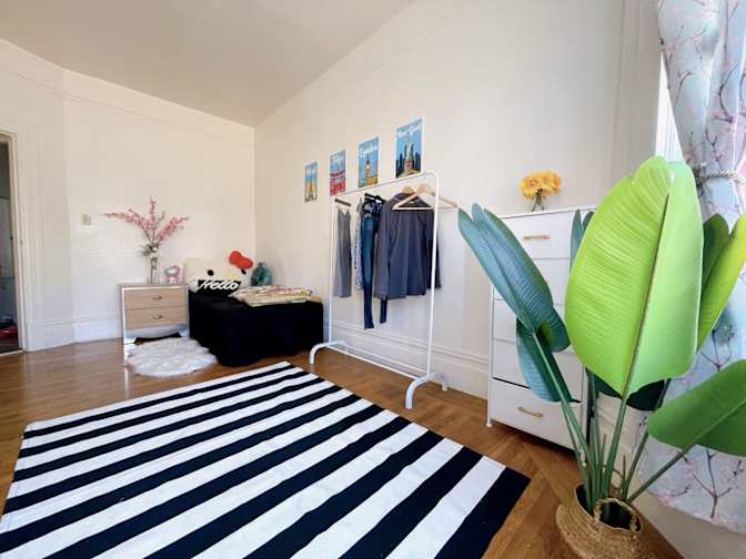 Suzie  Leung's room