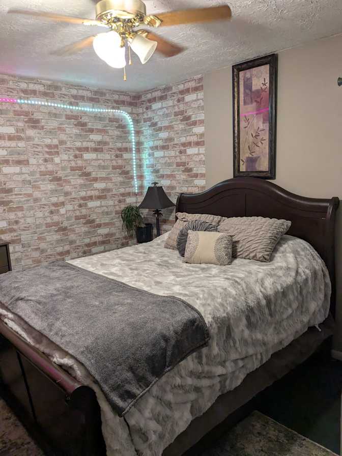 Moe's room