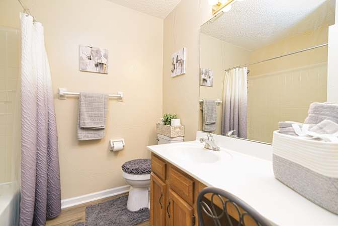 Alcove Rooms's room