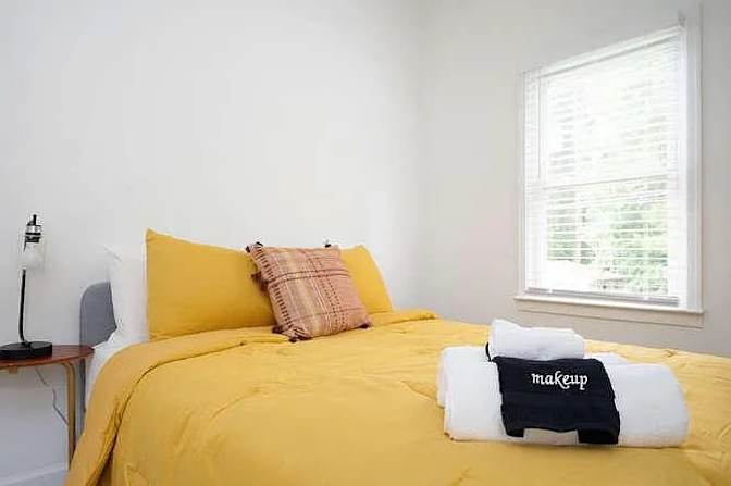 Alcove Rooms's room