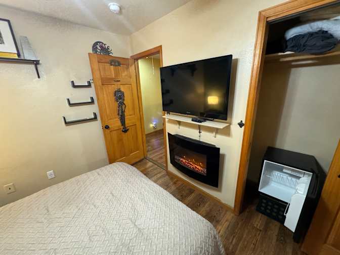 Jeffery Lampas's room
