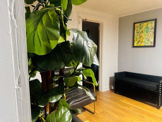 Ustreamin Homes INc's room
