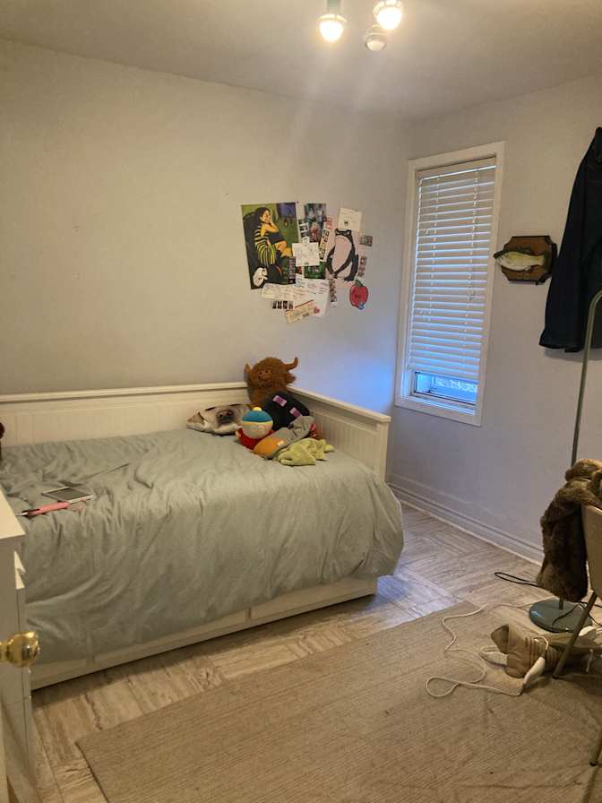 Sidney Mantle's room