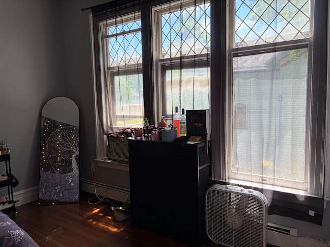 CAROLINE's room