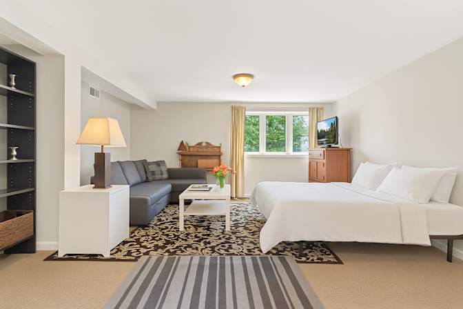 Tom (Langara Share House)'s room