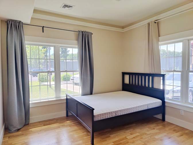 Qi's room