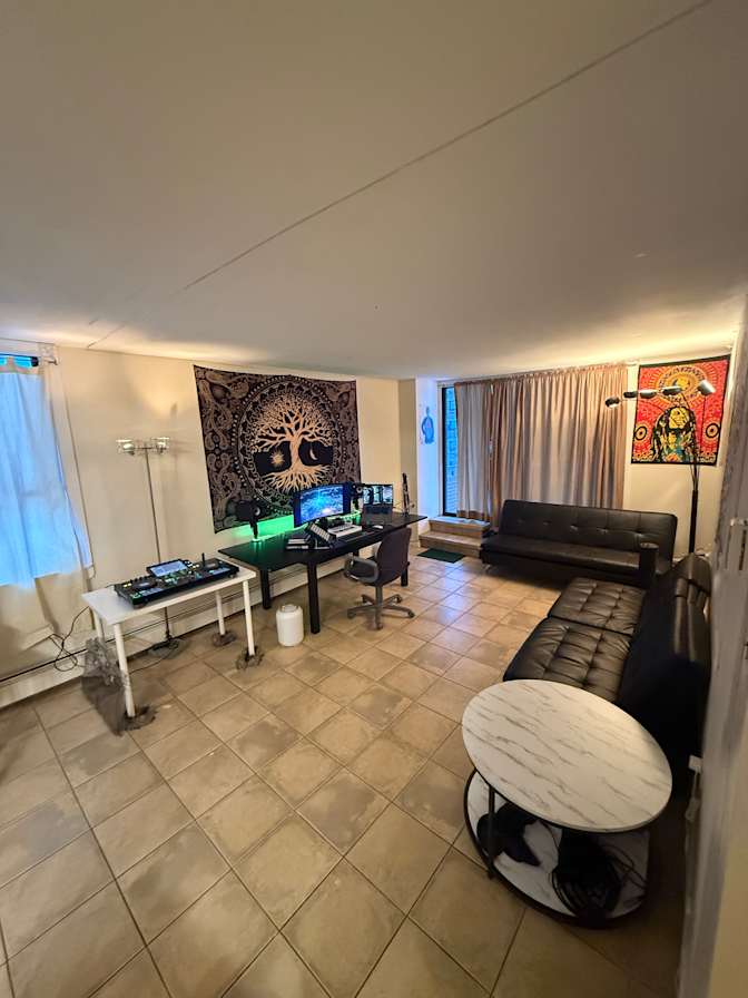 Deval's room