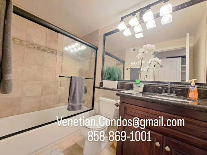 Venetian Condos's room