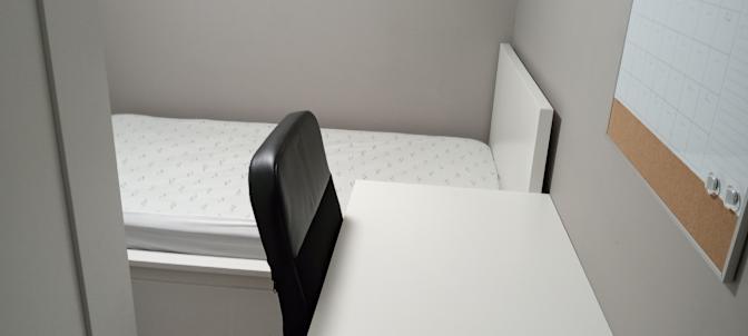 Bwood House's room
