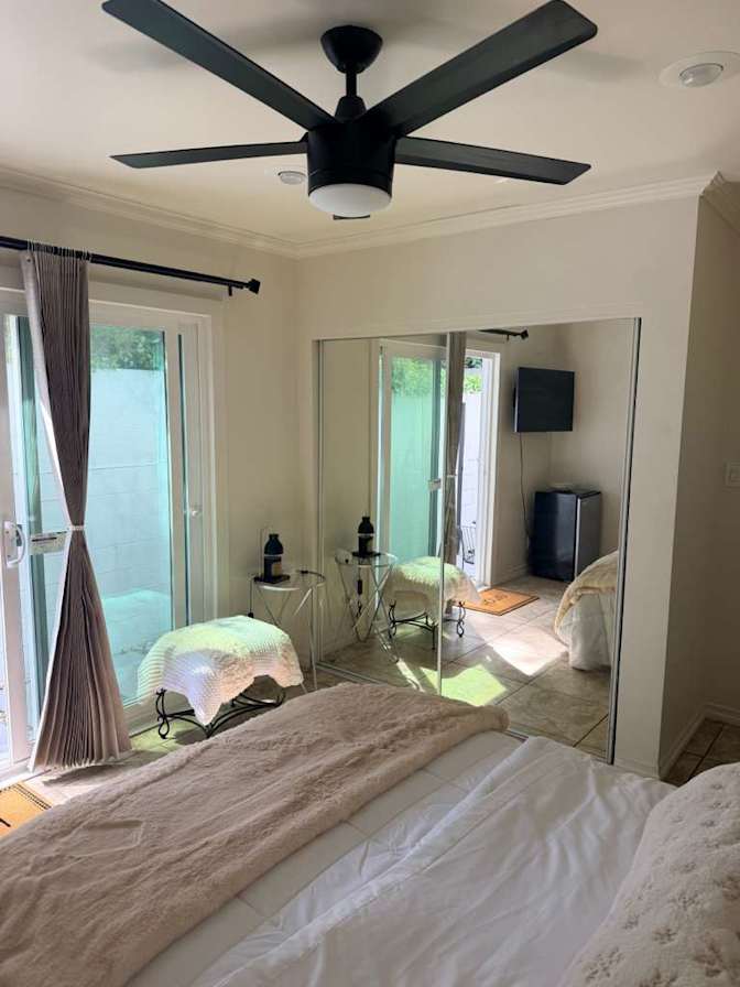 MARI MIRA's room