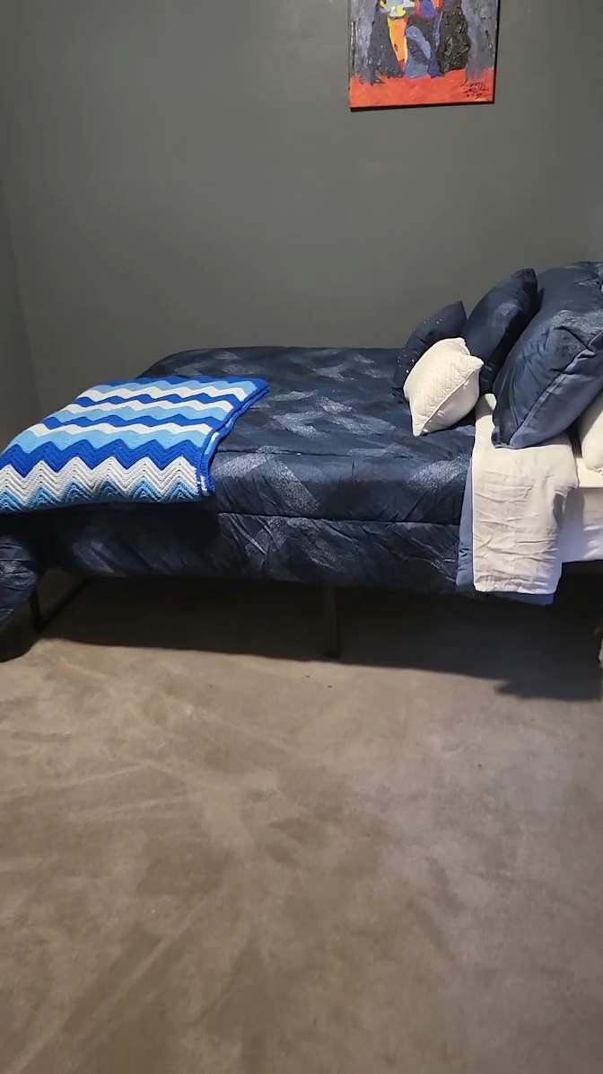 LESLIE's room