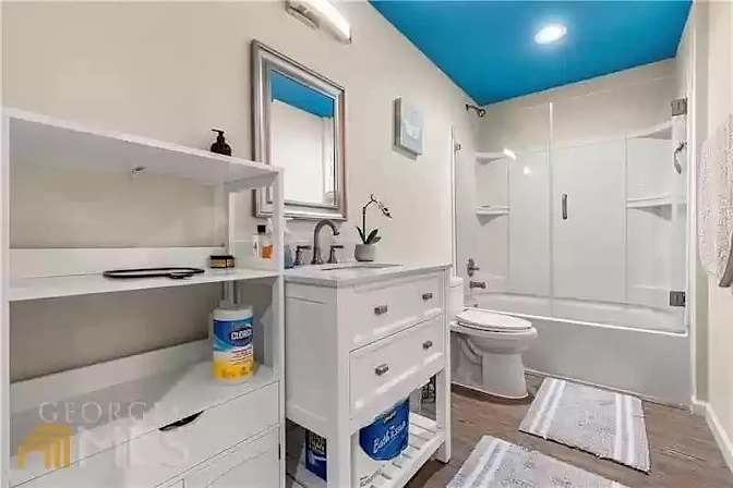 Alcove Rooms's room