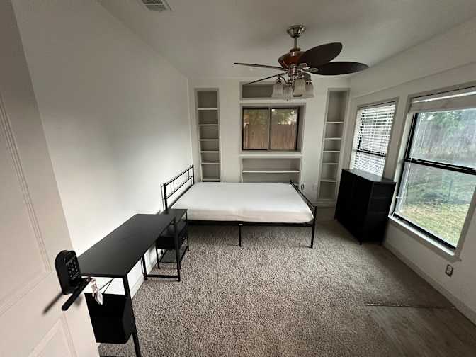 Andres's room